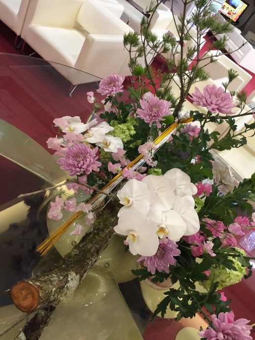 松、苔梅、コチョウラン、アジサイ、土佐文旦、スイトピー、マム、金銀の水引