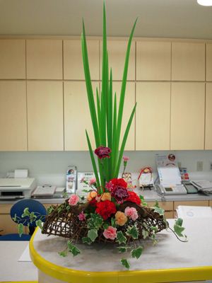 カーネーション オクラレルカ アイビー 母の日 受付の花