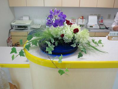 バンダラン ピラミッドアジサイ バラ アイビー スモークグラス 受付の花