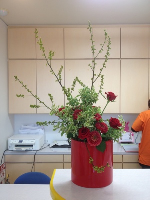 アオモジ バラ ガーベラ ピットスポルム 受付の花