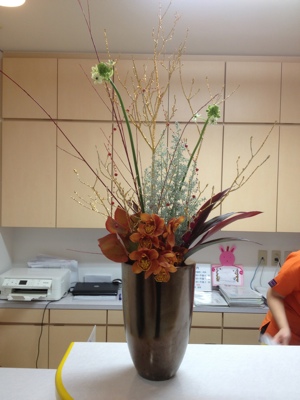 金ラメ付霧氷 シンビジューム レッドウィロー コチア ドラセナ コルダータ オーニソガラムサンデルシー 受付の花