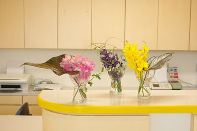 スイトピー 千鳥草 モカラ アンスリュームの葉 スチールグラス アイビー 受付の花