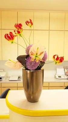 ギガンジウム　グロリオサ　アンスリウム　受付の花