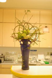 受付の花（毎週活け替えている歯科医院の受付の花）