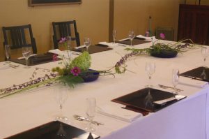 秋の食事会のテーブル花