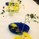 菊を使ったテーブル花と、急遽、壁掛けの装飾