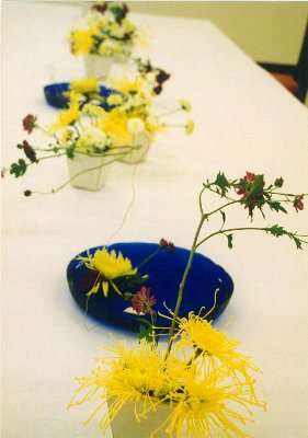 菊を使ったテーブル花と、急遽、壁掛けの装飾