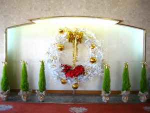 巨大クリスマスリースを作成し飾らせていただきました。