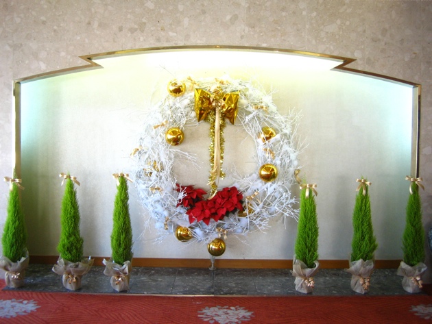 巨大クリスマスリースを作成し飾らせていただきました。