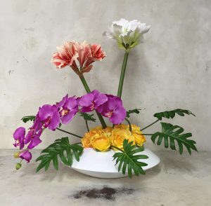 アマリリスと胡蝶蘭の造花アレンジ～インテリアにモダンな造花のアレンジを～