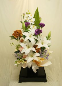 初盆用の造花のアレンジメント