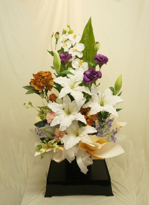 初盆用の造花のアレンジメント