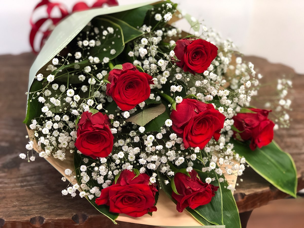 赤バラとかすみ草の花束 平戸市 タナカヤ花店