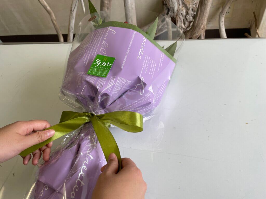 花束　リボン　ほどく