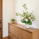 玄関への造花の飾り方でおしゃれな空間を演出！風水とコツを解説