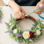 造花のリースの飾り方｜玄関をおしゃれにする手作りアイデアと季節のアレンジ