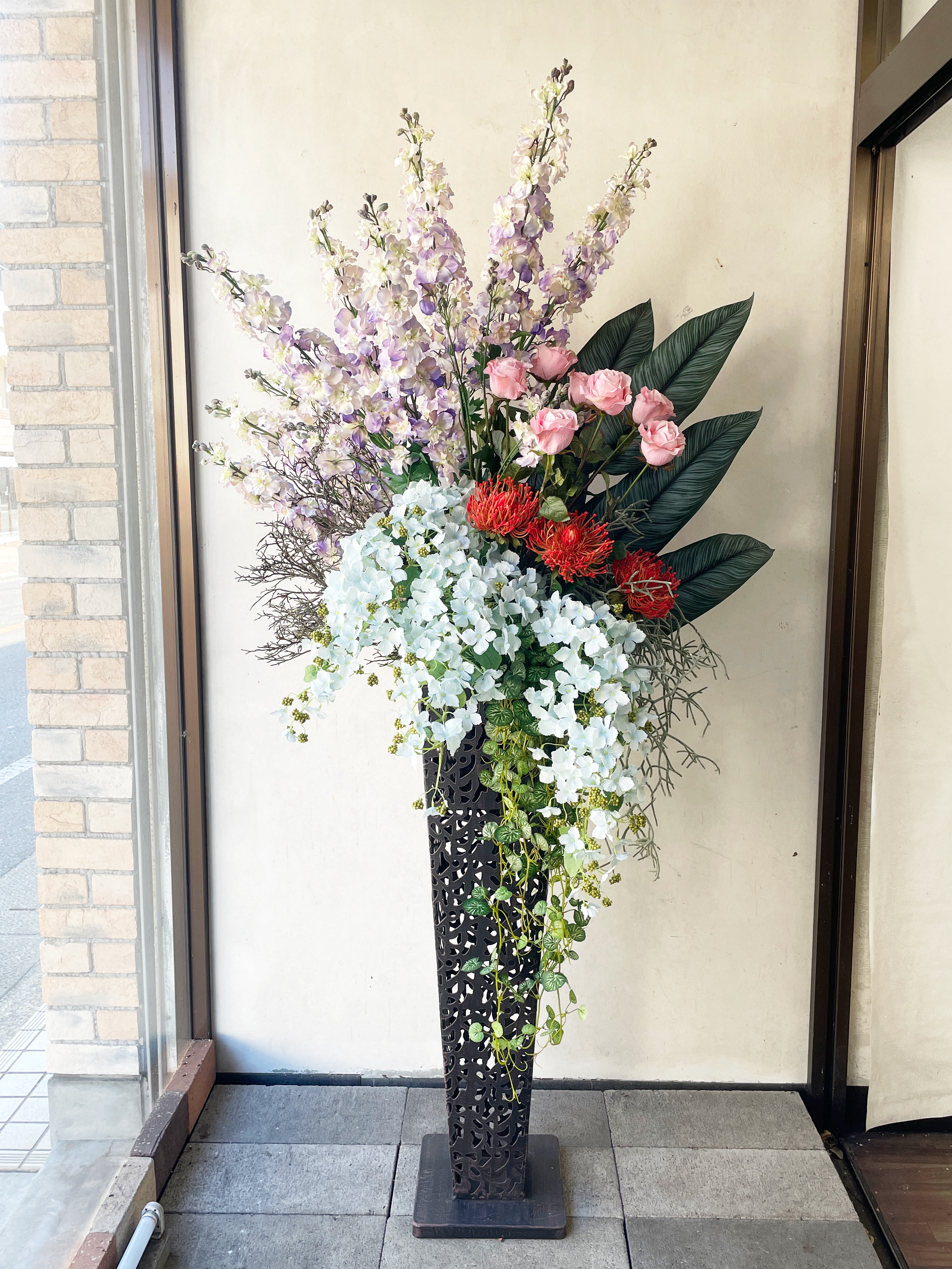 飲食店の開店祝い 大型造花アレンジメント 全体 タナカヤ花店