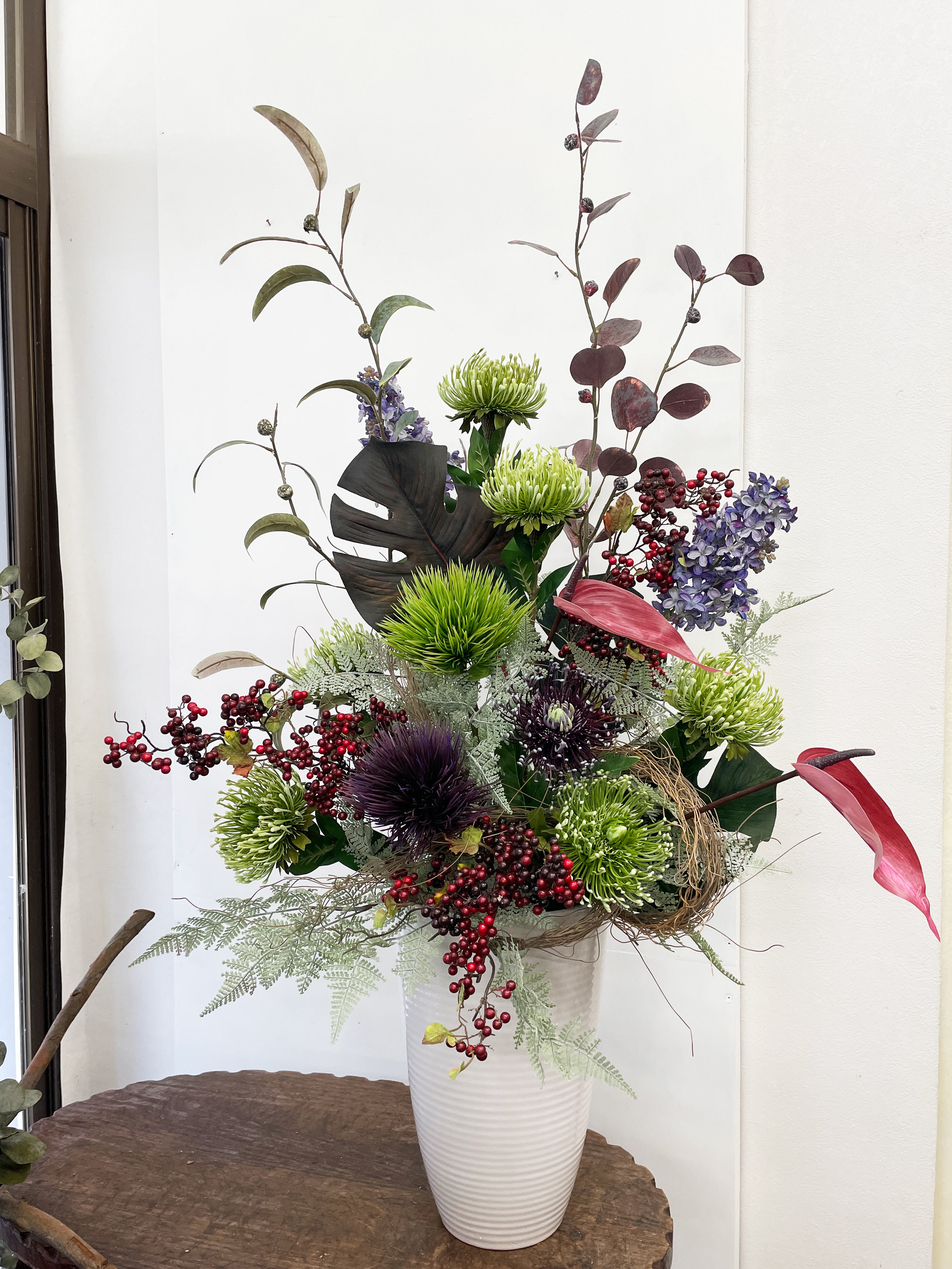 モンステラや実物を使った和調の造花アレンジメント 全体 タナカヤ花店